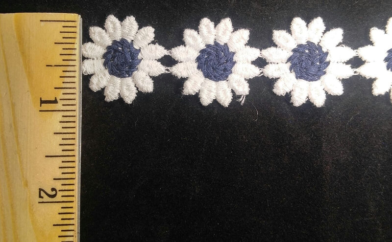 1" Venice Lace Daisy Trim Col. White / Navy - Put up: 10 Continuous Yards